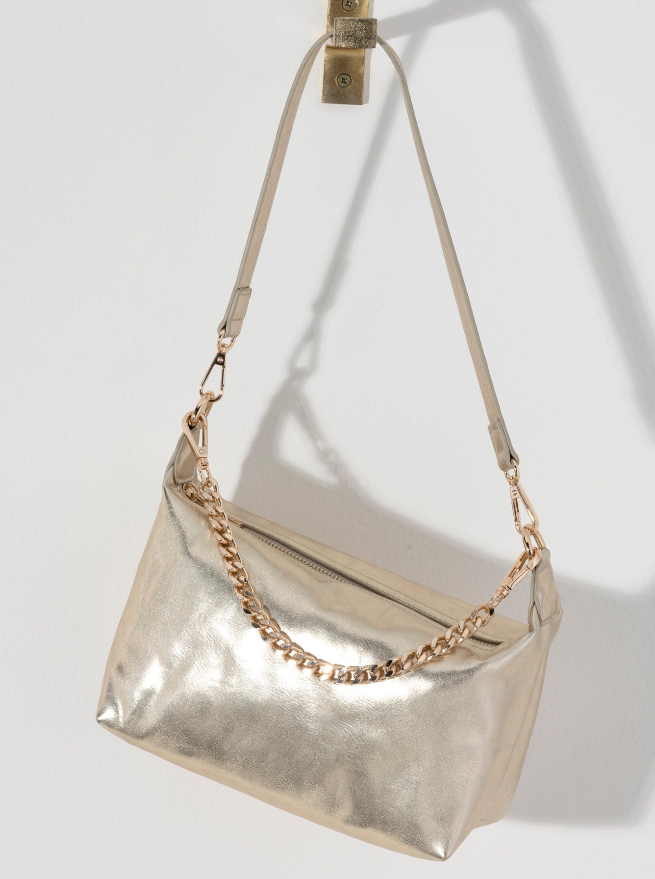 Make a statement this summer with Shiraleah's Maddie Shoulder Bag. Made from metallic PU, this shiny handbag is sure to turn heads. Add some versatility to your style by wearing with the detachable single shoulder strap or with the chic chain handle. Pair with other Shiraleah items to complete your look!