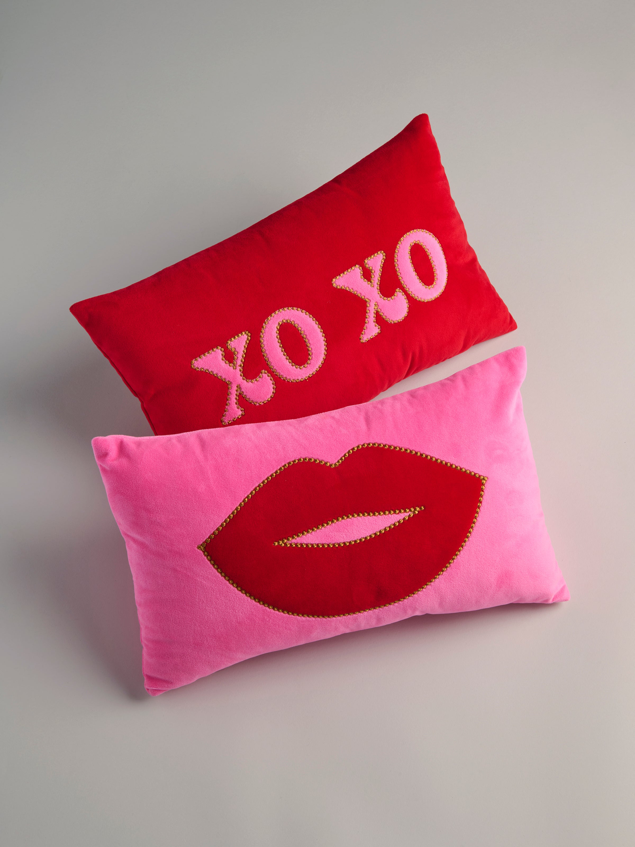 Shiraleah Kiss Pillow, Pink