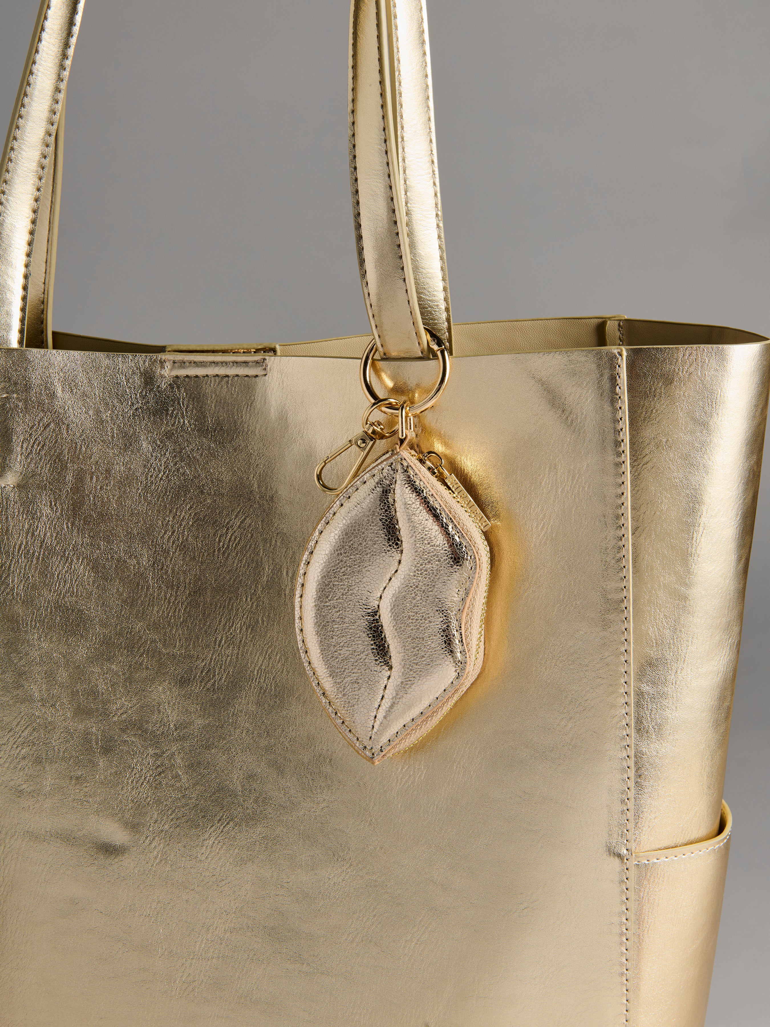 Shiraleah Kisses Zip Pouch/Key Ring GOLD